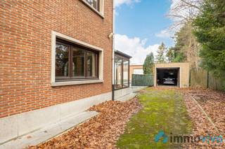 <p><span>Algemeen: </span></p><p><span>Op een uitstekende locatie te Reet vinden we deze </span><span>ruime en karaktervolle villa met garage en zwembad</span><span> op een perceel van ca 693 m².</span></p><p><span>Deze villa heeft een solide basisconstructie en werd gebouwd door een gekende architect.</span></p><p><span>Prachtig gelegen bij winkels, scholen, parken en openbaar vervoer, dicht bij de in- en uitvalswegen A12/E19.</span></p><p><span>U heeft de </span><span>mogelijkheid</span><span> om achter het eigendom </span><span>een magazijn bij te kopen</span><span>, ideaal voor stockageruimte.</span></p><p><span>Zeer zeker een bezoekje waard. </span><span>AANRADER!</span></p><p><span> </span></p><p><span>Omgeving:</span></p><p><span>Beukenlaan, Acacialaan, Antwerpsestraat</span></p><p><span> </span></p><p><span>Indeling:</span></p><p><span>We betreden de woning via een grote inkomhal met een afzonderlijk wc en vestiaire. De ruime living telt maar liefst 42 m² met een mooie parketvloer en met zicht op de veranda. </span></p><p><span>Daarnaast vinden we de geïnstalleerde keuken. Naast de keuken hebben we een ruime bureaukamer of een extra slaapkamer.</span></p><p><span>Op de eerste verdieping vinden we vier grote slaapkamers, een badkamer met ligbad en wastafel en een afzonderlijk wc.</span></p><p><span>Verder hebben we een vaste trap naar de zolder die perfect kan omgebouwd worden naar 2 slaapkamers.</span></p><p><span> </span></p><p><span>Er is een garage aanwezig met een douchekabine + afzonderlijk wc en de technische installatie van het (verwarmde zwembad).</span></p><p><span> </span></p><p><span>Algemene informatie:</span></p><p><span>Ruimtelijke ordening: </span><span>Wg, met landelijk karakter, Gvkr</span><span></span></p><p><span> </span></p><p><span>Algemene toestand:</span></p><p><span>Gunstige ligging, dak is niet geïsoleerd, ruime slaapkamers, zeer solide basisconstructie, zwembad geplaatst in 2006</span></p><p><span> </span></p><p><span>Beschikbaarheid: </span></p><p><span>Overeen te komen</span></p><p><span> </span></p><p><span>Interesse?</span><span><br />Bent u op zoek naar </span><span>ruime villa met vele mogelijkheden? Aarzel niet langer en neem contact op via 03/459.89.59 of info@immovivo.be.</span></p><p><span> </span></p><p><span> </span></p><p><span> </span></p><p><span> </span></p><p><span> </span></p><p><span> </span></p><p><span> </span></p><p><span> </span></p><p><span> </span></p><p><span> </span></p><p><span> </span></p><p><span> </span></p><p><span> </span></p><p><span> </span></p><p><span> </span></p><p><span> </span></p><p><span> </span></p><p><span> </span></p><p><span> </span></p><p><span> </span></p><p><span> </span></p><p><span> </span></p><p><span> </span></p>