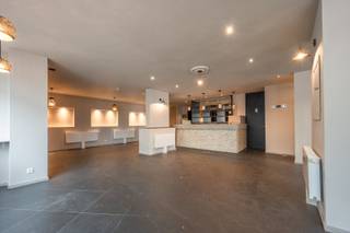 Op zoek naar een commercieel pand met enorme potentieel? Dit hoekpand, gelegen op de Kustlaan 24 te Knokke, biedt uitstekende mogelijkheden...