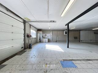 <span><strong><u>Benaderende OPPERVLAKTEN:</u></strong><br /><strong><em>Constructie - bewoonbare oppervlakten</em></strong></span><br /><strong>Magazijnen/garages:</strong> 430 m²<br /><br /><span><strong><em>Grondoppervlakte</em></strong></span><br /><span>Totale grondoppervlakte: ± 1.000 m² </span><br /><span>Aantal parkeerplaatsen: +15</span><br /><br /><span><strong><em>Uitbreidingsmogelijkheden: </em></strong>± 100<strong><em> </em></strong>m²</span><br /><br /><span><strong><u>INDELING</u></strong><u>:</u></span><br /><span><strong><u>Magazijn:</u></strong></span><br /><em><strong>Magazijn vooraan (210m²)</strong></em>: Gang - 4 garages (1 laadpaal)- atelier 85m² - bureelruimte 35m² met ingemaakte kastenwanden - kunststof gietvloer, Ytong muren/baksteen, dak geïsoleerd EPDM, vrije hoogte: 2,50m tot 2,77m, 5 sectionaalpoorten (3 elektrische). Poorten van 2,45 tot 2,72m breed en 2,15m hoog.<br /><strong><em>Magazijn achteraan (220m²)</em>: </strong>atelier - spuitcabine met brandvertragende isolatiepanelen - aparte<strong> </strong>bureelruimte (met ingemaakte kasten) - sanitair - keramische tegels, baksteen, vrije hoogte 3m, handgestuurde sectionaalpoort DEBO (b: 3,75m - h: 2,70m) met aparte loopdeur, verwarming op gas, afwatering, bovengrondse tank buiten met tankpistool binnen.<br /><br /><span><strong><u>ENERGIE:</u></strong><br />Zonnepanelen: 36 panelen x 400 Wp: 14.400 Wp.</span><br /><br /><span><strong><u>GROTE TROEVEN van dit bedrijfspand:</u></strong></span>
<ul>
<li>Het magazijn vooraan kan ook 1 open ruimte van 210m² worden (alle wanden zijn valse wanden)</li>
<li>Perfect geschikt om de garages vooraan apart te verhuren aan omwonenden</li>
<li><span>Badgesysteem voor alle deuren/poorten</span></li>
<li><span>Voldoende parkeergelegenheid: diverse garages en parkeerplaatsen op AFGESLOTEN eigen terrein</span></li>
<li><span>Nog uitbreidingsmogelijkheden aan het magazijn !</span></li>
<li>Kantoorgedeelte met 3 wanden in <span>maatkasten en vast bureel </span></li>
</ul>
<span><strong><u>BESTEMMINGSMOGELIJKHEDEN:</u></strong></span><br /><span>Volgens het gewestplan Roeselare-Tielt gelegen in woongebied.</span><br /><br /><span><strong><u>NUTSVOORZIENINGEN</u></strong><u>:</u><br />Regenwater met pomp (15.000L), elektriciteit (3x230V), aardgas, internet en riolering, </span><span>zonnepanelen.</span><br /><br />Onze referentie op<strong> </strong><strong>www.centro.be</strong>: <strong>Q0830-M</strong><br /><strong>Interesse?</strong> Neem dan vandaag nog contact voor meer info of bezichtiging:<strong> </strong><strong>050700102</strong><strong>.</strong><br /><br /><strong>CENTRO | </strong><strong>BEDRIJFSVASTGOED </strong>is reeds 25 jaar <u>gespecialiseerd in de bemiddeling van commercieel- en bedrijfsvastgoed</u> in West- en Oost-Vlaanderen.<br /><strong>Wilt u ook weten hoeveel uw bedrijfsgebouw waard is?</strong><br />Contacteer ons vrijblijvend voor een marktconforme waardebepaling van uw pand. <br />