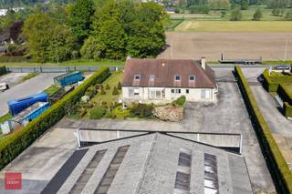 Zeer goed gelegen ruime villa met bijhorend magazijn, ideaal voor wie wonen en werken wil combineren.De villa omvat een inkomhal, lichtrijke living...