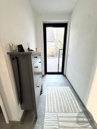 Beleef het huisgevoel in een appartement! <br />Achterliggende woning in de nieuwbouwresidentie Lombard'sea, met afzonderlijke ingang en tuin. <br />Geniet hier in alle rust alle comfort! <br />Knappe woning met mooie inkomhal, gezellige woonkamer uitgevend op het terras en de tuin. <br />Goed ingerichte keuken voorzien van alle comfort en toestellen. Aansluitend een praktische bergplaats met aansluiting voor wasmachine. <br />Twee volwaardige kamers waarvan 1 volledig ingericht is met ingebouwde kasten. <br />Badkamer met inloopdouche en lavabomeubel. Afzonderlijk toilet. <br />Bergplaats en fietsenberging. Garagebox achteraan het gebouw inbegrepen in de prijs. <br /><br />