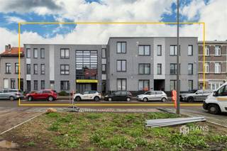 <p><span>Ben je op zoek naar een veelzijdig investeringspand met volume, uitstraling én rendement? Dan is dit indrukwekkende gebouw op de Lakborslei absoluut een buitenkans.</span></p><p><span>Met een totale oppervlakte van maar liefst ca. 2.600 m² biedt dit pand een waaier aan mogelijkheden. Het gebouw staat gekend als kantoorruimte en is vandaag reeds goed verhuurd, wat zorgt voor een interessante en stabiele opbrengst. </span></p><p><span>▪</span><span>️</span><span> Totale oppervlakte ca. 2.600 m²<br /></span><span>▪</span><span>️</span><span> Huurinkomsten bedragen 23.117 euro / maand (11.3 % BAR)<br /></span><span>▪</span><span>️</span><span> Gelijkvloers + 2 verdiepingen<br /></span><span>▪</span><span>️</span><span> (Goederen)lift<br /></span><span>▪</span><span>️</span><span> Deels ingericht als tandartspraktijk op het gelijkvloers<br /></span><span>▪</span><span>️</span><span> Diverse kantoorruimtes (momenteel ingericht als appartementen en gebedsruimtes)<br /></span><span>▪</span><span>️</span><span> Dubbele PVC-ramen<br /></span><span>▪</span><span>️</span><span> Gemeenschappelijke verwarming<br /></span><span>▪</span><span>️</span><span> Degelijk onderhouden gebouw met sterke verhuurbaarheid</span></p><p><span>De bestaande indeling maakt het pand uitermate geschikt voor verder gebruik als kantoor- of praktijkruimte, maar biedt eveneens interessante perspectieven naar herinrichting (mits de nodige vergunningen).</span></p><p><span>Gelegen op een vlot bereikbare locatie in Deurne, met een uitstekende verbinding naar Antwerpen en de belangrijkste invalswegen. In de onmiddellijke omgeving vind je winkels, openbaar vervoer en diverse voorzieningen, wat deze locatie extra aantrekkelijk maakt voor huurders en gebruikers.</span></p><p><span>Ben je op zoek naar een ruim polyvalent gebouw met sterke verhuurbaarheid en investeringspotentieel? Mis deze kans niet!</span></p><p><span> </span></p>