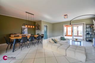 <p><span>Appartement met 2 slaapkamers en uitzonderlijk terras</span></p><p><span>Welkom in dit prachtige centraal gelegen appartement, waar ruimte en bereikbaarheid samenkomen. Bij binnenkomst word je verwelkomd in een verzorgde inkomhal die je leidt naar een ruime en lichtrijke leefruimte. De open keuken is volledig geïnstalleerd en vormt het kloppend hart van het appartement, perfect voor gezellige diners en ontspannen momenten. Aansluitend is er een veranda van maar liefst 20m².</span></p><p><span>Vanuit deze veranda stap je zo het aangename terras op, een ideale plek om te genieten van een kop koffie in de ochtend of een aperitief in de avond. De nachthal biedt toegang tot twee comfortabele slaapkamers, een aparte technische ruimte die perfect dienst doet als wasplaats of hobbykamer, en een klassieke badkamer met wastafel én douche. Een apart toilet bevindt zich eveneens in de nachthal, wat zorgt voor extra privacy en gemak.</span></p><p><span>Zowel achteraan (privatief) als vooraan (voor de bezoekers) is er voldoende parkeergelegenheid</span></p><p><span>Ben je op zoek naar een instapklaar appartement, weliswaar met een renovatieverplichting dan is dit precies wat je zoekt.</span></p><p><span> </span></p><p><span>015 20 36 00 - <span>info@domoxim.be</span></span><span> </span></p><p><span> </span></p><p><span>domoXim. Waar dromen thuis komen!</span></p><p><span> </span></p><p><span>Ook de waarde van je eigen woning kennen? Wij geven je graag advies.</span></p>