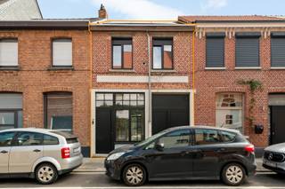Vlakbij het centrum van Schoten vindt u deze smaakvol gerenoveerde woning waar comfort, licht en functionaliteit perfect samenkomen. Dankzij de kwalitatieve afwerking en energiezuinige voorzieningen is dit de ideale thuis voor wie zorgeloos wil verhuizen.<br /><br />Via de ruime inkomhal met gastentoilet bereikt u de lichtrijke leefruimte met open keuken. De grote schuifdeur creëert een mooie verbinding met de zonnige en afgesloten tuin, ideaal om in alle rust te genieten. Bovendien beschikt de woning over een praktische fietsenberging en een handige kelder.<br /><br />Op de eerste verdieping bevinden zich twee slaapkamers en een stijlvolle badkamer met inloopdouche, lavabo en toilet. De afgewerkte zolderverdieping doet dienst als volwaardige derde slaapkamer en biedt tal van mogelijkheden.<br /><br />Als extra troef is de woning uitgerust met zonnepanelen, wat bijdraagt aan een lagere energiekost en een duurzame toekomst.<br /><br />Bent u op zoek naar een instapklare woning met drie slaapkamers, een doordachte indeling en een rustige ligging in Schoten? Dan is deze eigendom zeker een bezoek waard!<br />Vg, Wg, Gmo, Gvkr, Gvv, geen overstromingsgevoelig gebied