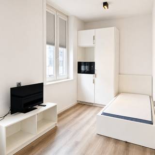 NL: Ben je nog op zoek naar een studentenkamer voor het huidige semester? Dan is deze comfortabele studentenkamer van ca. 17 m² misschien precies wat je zoekt. De kamer beschikt over een eigen badkamer met douche, toilet en lavabo, waardoor je geniet van alle privacy en comfort. Daarnaast zijn er ook een koelkast, een oven en een ingebouwde kleerkast aanwezig op de kamer.<br />Dankzij de praktische indeling en de aangename leefruimte vormt deze kamer een ideale uitvalsbasis voor studenten die centraal en comfortabel willen wonen in Leuven. Onmiddellijk beschikbaar. EN: Comfortable student room of approximately 17 m² with private bathroom, fridge, oven and built-in wardrobe. Available immediately for the current semester. Wenst u graag een bezoek of extra informatie? Aarzel dan zeker niet contact op te nemen via info@homies.be of te bellen naar 016 15 37 11.