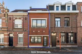 Verrassend ruime gezinswoning met 6 slaapkamers, gunstig gelegen pal in het landelijke dorpscentrum van Duffel-West. Dit knappe pand werd doorheen de...