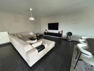INDIEN U EEN BEZOEK WENST IN TE PLANNEN GELIEVE EEN BEZOEK AAN TE VRAGEN VIA WWW.HILLEWAERE.BE VIA DE RODE KNOP<br /><br />Eénslaapkamerappartement op het 2de verdiep op een TOP-locatie in hartje Lommel. Via de inkomhal is er toegang naar het appartement. Het beschikt over een ruime, woonkamer met halfopen moderne keuken (ingericht met spoelbak, vaatwasser, dampkap, koelkast en keramische kookplaat). Aansluitend een praktische berging/bijkeuken.<br />Verder is er één slaapkamer en een moderne badkamer met dubbele wastafel, ligbad met geïntegreerde douche en toilet. Het appartement biedt een aparte berging met voldoende opbergruimte en aansluiting voor wasmachine. <br /><br />Via de grote raampartij in de woonkamer is er toegang naar het overdekte terras.<br /><br />Tevens is er een kelderberging inbegrepen in de huurprijs.<br /><br />Bijzonderheden:<br />* Kelderberging<br />* Energiezuinig BEN appartement<br />* Top locatie te Lommel<br />* Gemeenschappelijke kosten 50 euro per maand