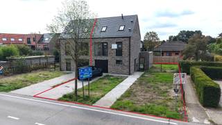 De woning 197 m² bestaat op het gelijkvloers uit een inkomhal met berging (wasplaats) en gastentoilet die uitgeeft op de garage met automatische poort. Achteraan bevindt zich de ruime woonkamer met open keuken en schuifraam naar de tuin. <br /><br />De verdieping is ingedeeld in 3 mooie slaapkamers van respectievelijk 17 m², 15 m² en 10 m², apart toilet en badkamer. <br /><br />Via een vaste trap komt men tot de 2de verdieping van ca. 30 m² die nog naar keuze kan ingedeeld worden of als 4de slaapkamer kan gebruikt worden.<br /><br />De woning is zeer goed gelegen, nabij het centrum van Zoersel op wandelafstand van alle winkels en openbaar vervoer.