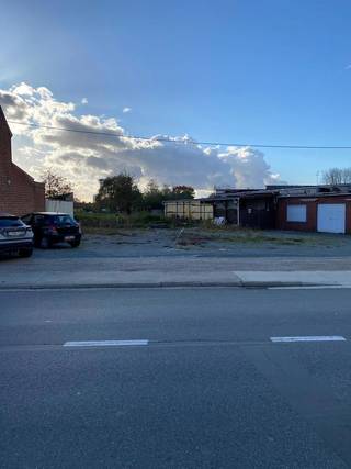 In het landelijke en rustige Peizegem vinden we deze goed gelegen bouwgrond.Hij is gelegen nabij Peizegem centrum en op fietsafstand van Merchtem...