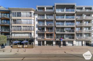 Dit <strong>heel recent en gezellig appartement</strong> combineert comfort, licht en een uitstekende ligging. Dankzij de grote raampartijen geniet u hier van een aangename lichtinval en een open, luchtig gevoel.<br /><br />Het appartement beschikt over één<strong> ruime slaapkamers</strong> en een <strong>zeer ruim, zuidgericht terras</strong>, ideaal om de hele dag door van de zon te genieten.<br /><br />De <strong>moderne badkamer</strong> is uitgerust met een <strong>inloopdouche en lavabo</strong>. Verder is er een <strong>apart toilet</strong><strong> in het appartement</strong> en een <strong>functionele kelder</strong> voor extra opslagruimte.<br /><br />Gelegen <strong>op een steenworp van winkels en openbaar vervoer</strong> en op <strong>korte afstand van strand en zee</strong>, biedt dit appartement een perfecte combinatie van wonen en ontspanning.<br /><br />Het appartement is voorzien van<strong> individuele verwarming op gas </strong>en een<strong> ventilatiesysteem</strong>, wat resulteert in een <strong>zeer laag energieverbruik</strong>.<br /><strong>EPC: 86 (zeer energiezuinig)</strong>.<br /><br />Een ideale opportuniteit als<strong> vaste woonst, tweede verblijf of investering</strong>.