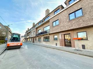 Dit ruime gelijkvloers appartement met 2 slaapkamers en aparte garage heeft een superligging in een zijstraat van het centrum van...