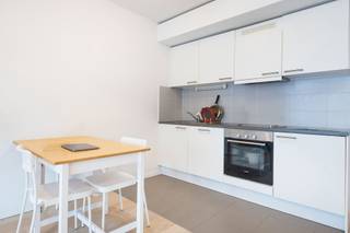 BRUSSEL, Europese wijk, recente studio van ± 36 m² woonoppervlakte op de 5e verdieping van een gebouw uit 2016. Het omvat: inkomhal met...