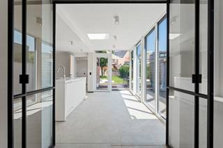 Prachtig gerenoveerde woning in het centrum met ruime tuin en garage Deze volledig gerenoveerde, instapklare woning is centraal gelegen,...