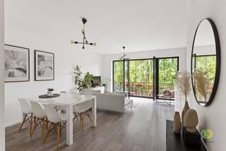 <p><span>Ontdek dit instapklare appartement op de tweede verdieping van een goed onderhouden residentie in een rustige en aangename buurt van Koekelberg, vlakbij winkels, scholen, openbaar vervoer en op wandelafstand van het Elisabethpark en de Basiliek van Koekelberg. Een ideale ligging met een vlotte verbinding naar het centrum van Brussel en de grote invalswegen. Het appartement werd enkele jaren geleden volledig opgefrist en sindsdien met zorg onderhouden. Technisch is alles perfect in orde. De elektrische installatie is conform en de EPC-score C (119 kWh/m²) is uitstekend. Bij het betreden van het appartement komt u in een lichtrijke leefruimte met open karakter. De grote ramen en het aangename balkon met groot chassis zorgen voor veel lichtinval en een mooi, groen uitzicht op de gemeenschappelijke tuin. De open keuken is volledig uitgerust met alle nodige toestellen. Verder beschikt het appartement over twee volwaardige slaapkamers, een badkamer met ligbad en douchefunctie, een aparte toilet, en een praktische berging met aansluiting voor wasmachine. Een groot pluspunt: het appartement beschikt over een staanplaats in de ondergrondse parking, inbegrepen in de prijs. Kortom, een perfect onderhouden en instapklaar appartement met een uitstekende ligging.</span><span> </span></p>