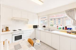 Uit de hand te koop:<br /><br />Bent u op zoek naar een <strong>ruim appartement te koop in Nieuwpoort-Stad</strong>? Dit instapklare hoekappartement van maar liefst <strong>132 m²</strong> bevindt zich op de eerste verdieping van een verzorgd gebouw, midden in het bruisende centrum van Nieuwpoort-Stad. Dankzij de hoekligging en de vele raampartijen geniet u de hele dag van een uitzonderlijke natuurlijke lichtinval.<br /><br />Het appartement beschikt over een ruime woonkamer, ideaal om gezellig te ontspannen of gasten te ontvangen. De volledig ingerichte keuken biedt alle comfort en voldoende werkruimte voor wie graag kookt.<br />Met <strong>drie volwaardige slaapkamers</strong> is dit appartement perfect voor gezinnen, koppels of wie op zoek is naar extra ruimte. De master bedroom beschikt over een aansluitende badkamer met ligbad. Daarnaast is er een tweede badkamer, eveneens uitgerust met een ligbad en een dubbele wastafel. Een apart toilet zorgt voor extra comfort.<br /><br /><strong>Troeven</strong>
<ul>
	<li><span>Ruim appartement van <strong>132 m²</strong>.</span></li>
	<li><span>Hoekligging met veel natuurlijke lichtinval.</span></li>
	<li><span>Drie ruime slaapkamers.</span></li>
	<li><span>Twee volledig uitgeruste badkamers.</span></li>
	<li><span>Ruime leefruimte en ingerichte keuken.</span></li>
	<li><span>EPC-label C.</span></li>
	<li><span>Gelegen in het centrum van Nieuwpoort-Stad.</span></li>
	<li><span>Op wandelafstand van winkels, restaurants, openbaar vervoer en de tramhalte.</span></li>
	<li><span>Ideaal als gezinswoning, tweede verblijf of interessante vastgoedinvestering.</span></li>
</ul>
<br />Dankzij de centrale ligging geniet u van alle voorzieningen binnen handbereik, terwijl u zich op korte afstand bevindt van de jachthaven, de kust en het strand van Nieuwpoort.<br />Interesse in dit ruime appartement in Nieuwpoort-Stad? Neem vandaag nog rechtstreeks contact op met de eigenaar voor meer informatie of plan vrijblijvend een bezoek via <strong>0495/23.71.81</strong> of mail naar <strong>evanaudenrode65@gmail.com</strong><br /><br /><strong>Overstromingsinformatie:</strong><br />P-score: C – geen overstroming gemodelleerd.<br />G-score: C – geen overstroming gemodelleerd.