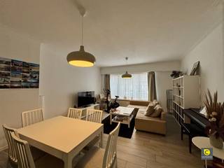 <p><span>Gelijkvloers appartement met zonnige tuin</span><span><br />Dit aangename gelijkvloerse appartement met 2 slaapkamers biedt een ideale combinatie van comfort, rust en licht.</span></p><p><span> </span></p><p><span>Het appartement heeft de volgende indeling:</span></p><p><span> </span></p><p><span>Inkomhal, leefruimte en keuken:</span><span><br />Via de inkomhal betreedt u het appartement, dat uitgeeft op een ruime en lichtrijke leefruimte. </span></p><p><span>Dankzij de grote raampartijen geniet u hier van veel natuurlijk daglicht. </span></p><p><span>De leefruimte is afgewerkt met een onderhoudsvriendelijke vloer, ideaal voor dagelijks comfort. <br />De volledig uitgeruste keuken beschikt over alle nodige toestellen: afwasmachine, koelkast met aparte vriezer, ingebouwde microgolf en oven.</span></p><p><span>Hier is ook de aansluiting voor uw wasmachine en droger aanwezig</span></p><p><span> </span></p><p><span>Slaapkamers en badkamer:</span></p><p><span>Beide slaapkamers bevinden zich aan de rustige achterzijde van het gebouw, wat zorgt voor een aangename nachtrust.<br />De badkamer is praktisch ingericht met een douchecabine, een lavabo met meubel en een spiegelkast. </span></p><p><span> </span></p><p><span>Tuin:</span></p><p><span>Achteraan het appartement bevindt zich een zonnige, zuidgerichte tuin de perfecte plek om te ontspannen en van het mooie weer te genieten. </span></p><p><span> </span></p><p><span>Beschikbaarheid &amp; huurprijs:</span></p><p><span>Huurprijs:</span><span> €1.000 / maand</span></p><p><span>Maandelijkse kosten:</span><span> €120,00 / maand - Provisie water en centrale verwarming</span></p><p><span>Beschikbaar:</span><span> 01/04/2026</span></p><p><span> </span></p><p><span> </span></p>