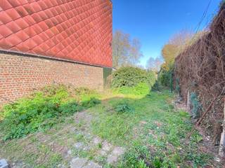 Êtes-vous à la recherche d’un terrain à bâtir intéressant situé dans un emplacement stratégique ? Ce terrain d’environ 1a80ca selon le cadastre...