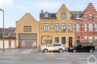 In het centrum van Ieper bevindt zich deze ruime en statige herenwoning met tal van mogelijkheden en prachtig bewaarde authentieke elementen.<br />Bekijk zeker onze vastgoedvideo via deze link: https://youtube.com/shorts/gDVhlAI51ag<br />Via de royale inkomhal met open traphal en toegang tot de kelder kom je in de elegante L-vormige leefruimte (47,50m²) met massief visgraatparket en karaktervolle ornamenten. Aansluitend vind je een recente veranda (2020) met zonnewering — een ideale extra leefruimte met zicht op de tuin. De moderne, volledig ingerichte keuken (24m²) beschikt over een gezellige ontbijthoek.
Op het gelijkvloers is er bovendien een lichtrijke polyvalente ruimte (76,8 m²), voormalige artsenpraktijk van met afzonderlijk toilet — perfect als praktijk, kantoor of hobbyruimte. Via de wasberging bereik je de ruime garage (45m²) met automatische grote poort.<br />De aangelegde, zuidgerichte tuin vormt een heerlijke buitenruimte om in alle rust te genieten.<br />Op het tussenverdiep bevindt zich een dressing (13m²) en een eerste badkamer (5m²) met ligbad, lavabo en 2de wc. De eerste verdieping telt drie ruime slaapkamers (17m² - 10m² - 21m²), een tweede badkamer (11m²) met ligbad, douche, dub lavabo en 3de toilet. Aansluitend een lichtrijke verder in te richten hobby-/ atelier ruimte (67m²). De tweede verdieping beschikt over nog twee volwaardige slaapkamers ( 56m² - 15m²) en via het zolderluik bereik je de bergzolder (70m²).<br />Extra troeven:
•	Veel indelings- en gebruiksmogelijkheden
•	Authentieke elementen prachtig bewaard
•	Ruime garage met bovenliggende hobbyruimte
•	EPC-label C
•	Centrale en vlot bereikbare ligging
•	Ideaal voor combinatie wonen/werken<br />Kortom: een uitzonderlijke eigendom met karakter, ruimte en potentieel.<br />