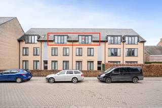 Te koop: lichtrijk appartement met groot terras in Tisselt
<p>Dit verzorgd en lichtrijk appartement is gelegen langs een verbindingsweg in Tisselt en geniet van een vlotte bereikbaarheid. De open leefruimte met aansluitende keuken zorgt voor veel lichtinval en geeft rechtstreeks toegang tot het ruime terras.</p>

<p>Verder beschikt het appartement over een comfortabele slaapkamer, een badkamer met douche en dubbele wastafel, een aparte dressing, een praktische berging, een inkomhal met parlofoon en een afzonderlijk toilet. Met een EPC-label B is het appartement bovendien energiezuinig en toekomstgericht.<br /><br />Garage apart optioneel aan te kopen: 25.000 euro. </p>

<p><strong>Indeling:</strong></p>

<p>• Inkomhal met parlofoon</p>

<p>• Lichtrijke woonkamer met airco en kachel</p>

<p>• Open keuken</p>

<p>•  2 Slaapkamers</p>

<p>• Badkamer met douche en dubbele wastafel</p>

<p>• Dressing</p>

<p>• Berging</p>

<p>• Apart toilet</p>

<p>• Groot terras</p>

<p> </p>

<p><strong>Troeven:</strong></p>

<p>• Vlot bereikbaar langs verbindingsweg</p>

<p>• Groot terras</p>

<p>• Open en praktische indeling</p>

<p>• EPC-label B</p>

<p>Interesse? Contacteer uw ERA-makelaar voor meer informatie of een bezoek.</p>

<p><strong>JOUW DROOMAPPARTEMENT. ZO GEVONDEN!</strong></p>