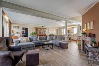 Deze woning, strategisch gelegen in een doodlopende straat biedt u de balans tussen wooncomfort en professionele mogelijkheden. Interesse? 0494 612 630 rayenwalter@live.be <br /><br />Indeling en Ruimtes:<br />•Grote living met veel lichtinval<br />•4 ruime slaapkamers<br />•Bewoonbare oppervlakte van 276 m²<br />•Praktische indeling over 2 verdiepingen<br />•Buitenzwembad voor optimaal zomerplezier<br />•Professionele stallingen/magazijnruimte, ideaal voor bijberoep (168 m²)<br /><br />Perceel en Ligging:<br />•Royaal perceel van 26 are <br />•Perceelbreedte: 44m<br />•Perceeldiepte: 51m<br />•Noordwest-georiënteerde tuin<br />•Rustige, landelijke omgeving<br /><br />Praktische Informatie:<br />•Uitstekende bereikbaarheid: E314/ E313 op slechts 3km<br />•fietsafstand tot scholen, bushaltes en winkels<br />•Fietsroutes en wandelroutes kortbij. <br />•Verschillende Scholen in nabijheid <br /><br />Deze woning biedt een unieke kans voor wie op zoek is naar een ruime gezinswoning met professionele mogelijkheden in een landelijke setting. De combinatie van het zwembad, de grote leefruimtes en de bijgebouwen maken dit een veelzijdig eigendom met tal van mogelijkheden.<br />Voor meer informatie of een bezichtiging, neem contact op met de eigenaar 0494 612 630 rayenwalter@live.be <br />https://youtube.com/shorts/vWlYMhf3Okc<br />