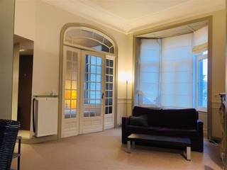 Bel appartement meublé situé au1er étage d'une belle et agréable maison bruxelloise. Hall d'entrée avec nombreuses armoires encastrées et accès à...