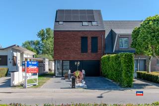 <p><span>PUURS | PRACHTIGE HALFOPEN NIEUWBOUW WONING MET 4 SLAAPKAMERS, 3 BADKAMERS, GROTE TUIN EN INPANDIGE GARAGE | EPC A |</span></p><p><span> </span></p><p><span>Indeling als volgt: gelijkvloers: oprit - garage met automatische sectionale poort - ruime inkomhal - gastentoilet - lichtrijke woonkamer met volledig geïnstalleerde, halfopen keuken - berging met aansluiting wasmachine - mooie tuin met terras. Eerste verdieping: overloop - master bedroom met dressing en badkamer 1 met ligbad, lavabomeubel en toilet - slaapkamer - badkamer 2 met ligbad, lavabo, toilet en aansluiting wasmachine. Tweede verdieping: twee slaapkamers - badkamer 3 met ligbad en dubbele lavabo. </span></p><p><span> </span></p><p><span>Extra troeven:</span></p><p><span>*Bouwvergunning voor zwembad.</span></p><p><span>*Bewoonbare oppervlakte 250m²</span></p><p><span>*Grondoppervlakte 1.000m²</span></p><p><span>*10 Zonnepanelen met batterij 5kW</span></p><p><span>*Vloerverwarming</span></p><p><span>*Aansluiting airco voorzien in woonkamer en slaapkamers</span></p><p><span>*Winterhuis / veranda in de tuin</span></p><p><span>*Elektriciteit / verlichting te bedienen met gsm</span></p><p><span>*Elektrische zonnescreens overal</span></p><p><span>*Ventilatiesysteem type D</span></p><p><span>*Natuurgebied achteraan het perceel</span></p><p><span> </span></p>