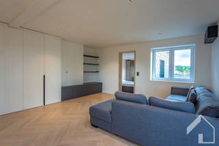 <p>Edegem grens Mortsel: Totaal gerenoveerd dakappartement van 60m², bestaande uit:<br />- woonkamer (met ingemaakte kasten) met open keuken (volledig ingericht)<br />- slaapkamer met badkamer<br />- terras<br />Perfect geïsoleerd (zowel muren als dak) ramen met driedubbele beglazing.<br />Ideaal om zelf te bewonen of als investering.<br />Bezichtiging uitsluitend op afspraak.</p>
