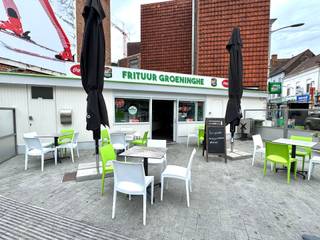 IDEAAL INVESTERINGSPROJECT: goeddraaiende FRITUUR met 2 aanpalende woningen gelegen in het CENTRUM van KORTRIJK! In de nabijheid van scholen, winkels (tegenover winkelcentrum K) en openbaar vervoer! 2 ondergrondse staanplaatsen en een berging aanwezig! <br /><br />INDELING:<br />* De frituur bestaat uit leuk terras, de ingerichte moderne frituur (toonbank en zitplaatsen), keuken, bureau en opslagruimte/berging. <br />* Naastgelegen bevindt zich een gerenoveerd, instapklaar appartement (aangename leefruimte voorzien van een airco, open volledig geïnstalleerde keuken met eiland, berging en apart toilet, ruime slaapkamer, dressing en badkamer (lavabo, douche en toilet) en kelder. <br />* De 2de woning bevat een commerciële ruimte (supermarktje/nachtwinkel) met keuken op het gelijkvloers. Op de eerste en 2e verdieping bevindt zich een 2e appartement: ruime leefruimte (haard) met naastgelegen keuken die toegang biedt tot het terras, apart toilet, badkamer (lavabo, ligbad en toilet), 2 slaapkamers en een bureau/dressing + grote zolder. <br /><br />TROEVEN: IDEALE INVESTERING, PARKEERMOGELIJKHEID, GOEIE VISIBILITEIT en BEREIKBAARHEID! <br />Overname aandelen. <br /><br />Bezoek na afspraak met IMMO BEGUIN: info@immobeguin.be