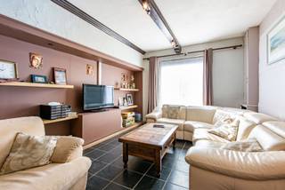 In het hartje van Diksmuide, gelegen in de vernieuwde stationsbuurt ,bevindt zich deze knusse woning.De eigendom omvat een inkomhal, een ruime living...