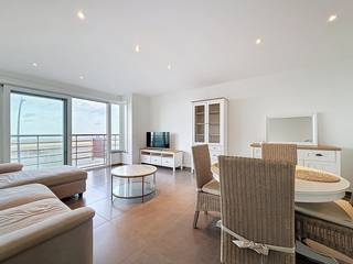 Mooi appartement gelegen op de eerste verdieping van de Residentie Estelle.  Indeling: inkomhal, ingerichte keuken, living met eetkamer,...