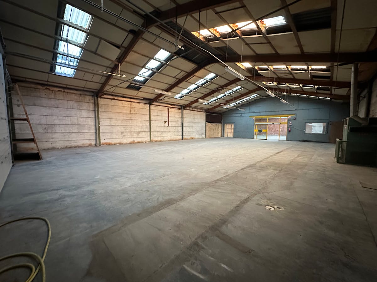 Magazijn met buitenopslag te huur in Moorsele - foto 2