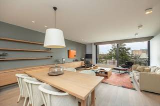 <p>2-slaapkamer appartement met prachtig waterzicht en zicht op het MAS.</p><p>Gelegen op een absolute toplocatie, een uniek uitzicht op het Bonapartedok en het prachtige Museum aan de Stroom. Op een zonnige dag kuier je rond langs de top terrassen en schuif je aan tafel in een van de talrijke restaurants in de buurt. Wil je even gaan shoppen, op nog geen 10 min sta je te voet in het centrum van de bekendste winkelstad van België.</p><p><br />Uniek uitzicht op het Bonapartedok<br />Ruim appartement<br />Mogelijkheid tot huren van een parkeerplaats</p><p>Het appartement is gelegen in een verzorgd gebouw op de 2de verdieping. Bereikbaar per lift of trap. <br />Via de inkomhal krijg je toegang op de lichte leefruimte met open keuken en toegang naar het terras aan de voorzijde. Hier geniet je van één van de uniekste uitzichten in onze Koekenstad. De keuken is uitgerust met Miele-toestellen en heeft een rechtstreekse toegang tot de berging, hier is er ruimte voor proviant en aansluiting wastoestel en droogkast. In de hal is er een gastentoilet met handenwasser. Achteraan 2 ruime slaapkamers, waarvan één met dressing en directe toegang tot de badkamer met douche en ligbad. Het appartement is afgewerkt met een mooie parketvloer en kwalitatieve materialen.</p><p>Ondergronds is er opbergruimte in de kelderberging en mogelijkheid tot huren van een parkeerplaats aan € 150/maand.</p><p>Interesse? Gelieve uw gegevens in te vullen onderaan de advertentie op onze website www.sinjoor.be. De dossierverantwoordelijke zal nadien zo snel mogelijk contact met u opnemen.<br /> </p>