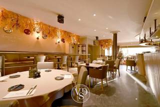 Dit commercieel pand bestaat uit een gelijkvloerse (handels)ruimte met terras en een praktische kelderverdieping. Het gelijkvloers was voorheen ingericht als restaurant en biedt tal van mogelijkheden voor diverse commerciële activiteiten.<br /><br />De kelderverdieping beschikt over een polyvalente ruimte van meer dan 65 m² met een eigen inkom, twee afzonderlijke ruimtes (voorheen ingericht als keuken en berging) en sanitaire voorzieningen.<br /><br />Het gebouw omvat daarnaast twee appartementen (één op de eerste verdieping en één op de tweede verdieping) en drie garages, die desgewenst mee aangekocht kunnen worden.<br /><br />Een uitstekende opportuniteit voor investeerders of ondernemers die op zoek zijn naar een pand met veel potentieel.<br /><br />Vrij bij akte.