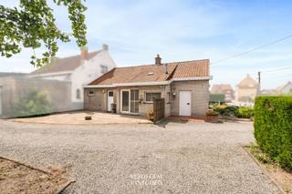<p><span>Emplacement<br />Cette maison est située dans une rue résidentielle calme à Evergem, à proximité du centre-ville et bien desservie vers Gand et les communes environnantes. <br />Les commerces, les écoles et les transports en commun sont accessibles à pied ou à vélo. <br />Un quartier agréable où il fait bon rentrer chez soi.<br /><br />Maison mitoyenne avec grand jardin, garage et dépendance</span></p><p><span>Cette maison semi-détachée dispose d'une surface habitable de 134 m².<br />Au rez-de-chaussée, vous entrez dans un espace de vie lumineux comprenant une cuisine séparée, deux chambres et une salle de bains avec baignoire. <br />Un escalier mène à deux pièces supplémentaires sous les combles, idéales pour servir de chambre, de bureau ou d’atelier de loisirs. <br />À l'extérieur, vous profiterez d'un vaste jardin avec une dépendance et un garage/atelier, ainsi que d'une large allée pouvant accueillir plusieurs voitures. <br />En la rénovant à votre goût, vous en ferez un véritable chez-vous.<br /><br />Atouts</span></p><p><span>Construction semi-ouverte très lumineuse</span></p><p><span>134 m² de surface habitable</span></p><p><span>Jardin spacieux et ensoleillé avec dépendance et garage/atelier</span></p><p><span>Large allée pouvant accueillir plusieurs voitures</span></p><p><span>Situation calme, facilement accessible en direction de Gand</span></p><p><span>Un fort potentiel de rénovation à votre goût</span></p>