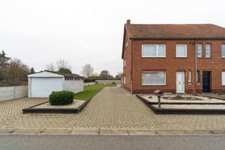 Deze halfopen bebouwing met royale volumes biedt bijzonder veel potentieel voor wie een woning volledig naar eigen smaak wil renoveren. De woning...