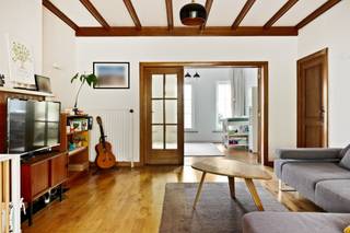 <p><span>In het gegeerde Mechelen-Zuid bevindt zich deze charmante en verrassend ruime woning, waar authentieke elementen, veel natuurlijk licht en hedendaags wooncomfort mooi samenkomen.</span></p><p><span>Op het gelijkvloers verwelkomt de woning u met een royale, lichtrijke leefruimte. De gezellige zithoek sluit naadloos aan op de eetkamer, die dankzij de grote raampartijen een aangenaam zicht biedt op de groene tuin. Aansluitend bevindt zich een praktische bureauruimte, ideaal voor thuiswerk, studie of een speelkamer.<br />Verder beschikt deze verdieping over een functionele keuken, een verzorgde badkamer met inloopdouche, een lichtrijke veranda en een technische ruimte. <br />De authentieke houten deuren met karaktervol glaswerk en parketvloeren geven de woning een warme en unieke uitstraling.</span></p><p><span>Op de verdieping leidt de nachthal naar vier volwaardige slaapkamers. De woning beschikt bovendien over een kelder, die extra bergruimte biedt.</span></p><p><span>Buiten geniet u van een gezellige, groene tuin met veel privacy. Achteraan op het perceel bevindt zich een garage, bereikbaar via een doorgang aan de achterzijde van het perceel, die ideaal kan dienen als berging, hobbyruimte of werkplaats. </span></p><p><span>Een karaktervolle gezinswoning met veel ruimte, rustig gelegen en toch vlak bij het centrum van Mechelen, scholen, winkels, openbaar vervoer en belangrijke invalswegen.</span></p><p><span> </span></p><p><span> </span></p><p><span> </span></p>