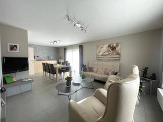 <p><strong>Menen - Instapklare bungalow met 3 slaapkamers te koop.</strong></p>

<p>Op zoek naar een comfortabele, gelijkvloerse woning waar je meteen kunt intrekken?<br />Deze instapklare bungalow met drie volwaardige slaapkamers biedt een ideale combinatie van ruimte, comfort en praktisch woonplezier!</p>
<strong>Indeling: </strong><br />Inkomhal, toilet, badkamer, 3 slaapkamers, leefruimte, keuken, berging, garage, tuin, tuinhuis.<br /><br /><strong>Troeven: </strong><br />+ Instapklaar<br />+ Dak vernieuwd in 2012<br />+ Nieuwe ramen van 2011<br />+ Rustige ligging<br />+ Goeie verbinding <br />+ 3 slaapkamers<br />+ Ruime garage