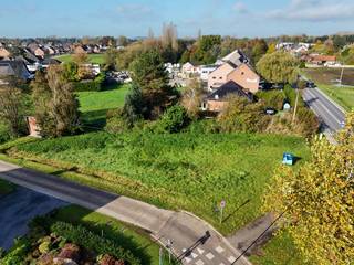 Gunstig gelegen bouwgrond van 685 m2 op fantastische zichtlocatie. Het perceel is mooi zuidelijk gericht, met een open zicht naar achteren...