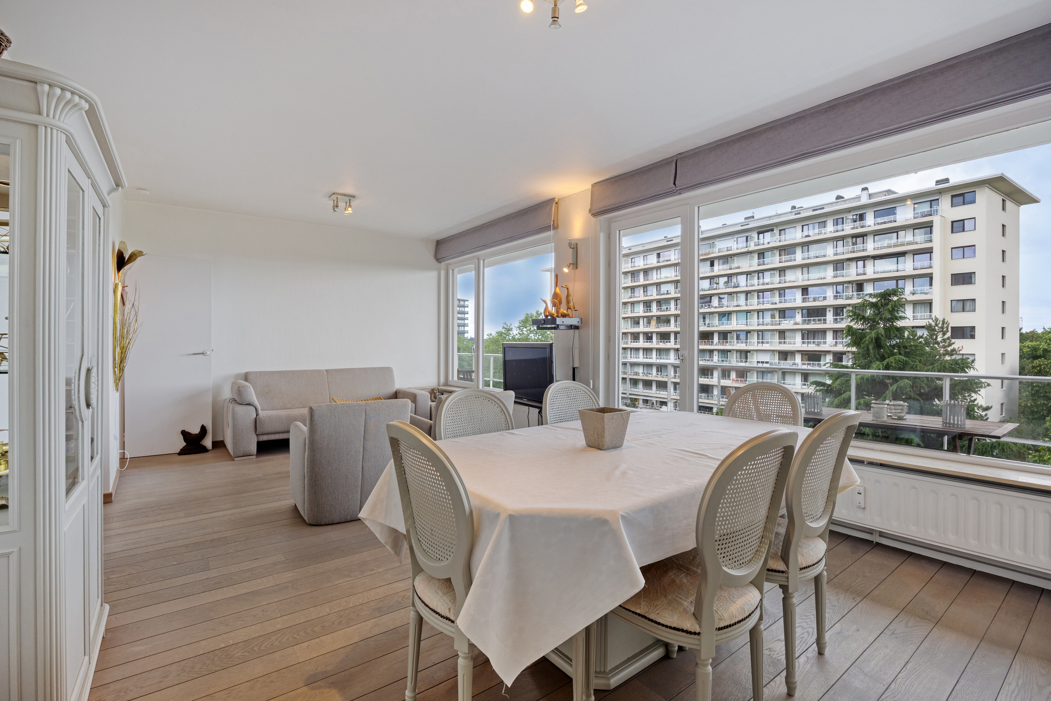 Prachtig gerenoveerd appartement met groot terras. - foto 2