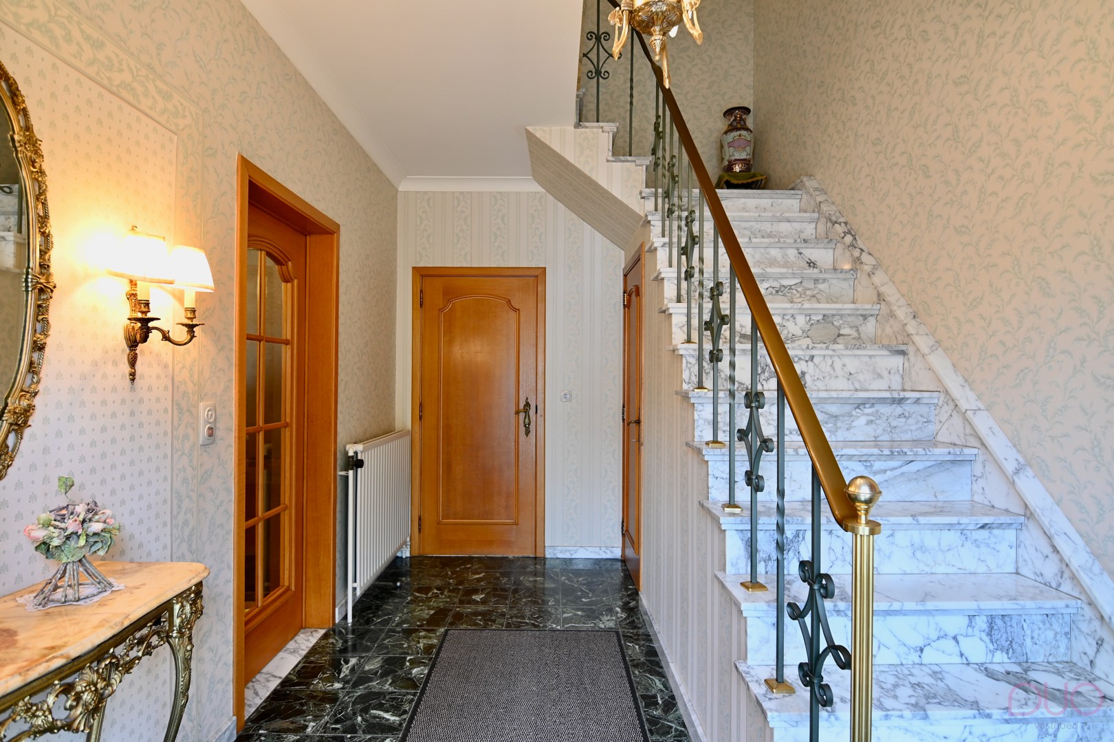 Charmante halfopen gezinswoning nabij het centrum van Sint-Truiden met 2 garages - foto 3