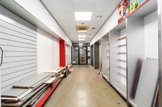 Dit karaktervolle pand bevindt zich in de Sint-Amandstraat te Gent, op wandelafstand van het Sint-Pietersplein en het historische centrum. Dankzij deze levendige ligging is het uitermate geschikt voor een commerciële activiteit, kantoorruimtes of een vrij beroep. Ook een combinatie van wonen en werken is hier perfect mogelijk.<br /><br />Alle voorzieningen liggen in de onmiddellijke omgeving en de bereikbaarheid is uitstekend, zowel met de fiets, de wagen als het openbaar vervoer.<br /><br />Het gelijkvloers doet momenteel dienst als handelsruimte en omvat een gemeenschappelijke inkomhal met toegang tot de commerciële ruimte, een douchekamer en de kelder. Aansluitend bevindt zich de keuken met toegang tot een kleine zolderruimte.<br /><br />De eerste en tweede verdieping hebben een gelijkaardige indeling, telkens met een nachthal die uitgeeft op twee kamers.<br /><br />De renovatiemogelijkheden werden reeds onderzocht en uitgewerkt in duidelijke plannen door een architect. Een grote meerwaarde is de mogelijkheid om twee extra bouwlagen te realiseren, wat bijkomend potentieel biedt, bijvoorbeeld voor een dakterras.<br /><br />Interesse in dit pand met tal van mogelijkheden op een centrale ligging? Neem gerust contact op met Brent of Jamiro via brent@immofrancois.be of jamiro@immofrancois.be voor meer informatie of een bezoekmoment.<br /><br />