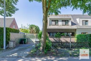 Deze woning bevindt zich op een <strong>gegeerde locatie</strong> in een rustige en residentiële buurt in Baarle-Drongen. De woning zelf is te renoveren en biedt <strong>veel potentieel</strong> om er een hedendaagse en comfortabele thuis van te maken.<br /><br />Via de inkomhal begeeft u zich naar de <strong>lichtrijke woonkamer</strong> met aansluitend de keuken met praktische keukenberging. Via het grote schuifraam heeft u toegang tot de aangename en perfect georiënteerde tuin met garage en tuinberging.<br />Op de eerste verdieping bevinden zich drie volwaardige slaapkamers, een kleinere kamer en een badkamer.<br /><br />Verder wordt de woning gekenmerkt door haar goede bereikbaarheid, logische indeling, aangename lichtinval en haar uitstekende ligging in een rustige en kindvriendelijke woonwijk.<br /><br />Interesse in deze gezellige woning met veel potentieel? <strong>Contacteer Gijs</strong> via gijs@convas.be of 0492 84 48 24 (telefonisch of via Whatsapp).