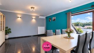 Dit appartement is gelegen in de Langblookstraat in Munsterbilzen, een aangename woonomgeving met winkels, supermarkten en andere dagelijkse voorzieningen in de nabije omgeving. Ook het centrum van Bilzen is vlot bereikbaar. Voor wie graag wandelt of fietst, vormt het nabijgelegen Munsterbos een mooie troef. Dit natuurgebied biedt verschillende wandelroutes door bossen en langs vijvers. Bovendien zijn ook Genk en Hasselt vlot bereikbaar.<br /><br />Het appartement bevindt zich in een kleinschalige residentie en beschikt over een praktische indeling met een woonoppervlakte van circa 84 m². <br /><br />De leefruimte biedt plaats aan een gezellige zithoek en eetruimte en sluit aan op de keuken. Via de leefruimte bereik je het zuidoostelijk georiënteerde terras, waar je vanaf de ochtend tot in de namiddag van de zon kan genieten.<br /><br />Verder beschikt het appartement over twee slaapkamers, een badkamer met dubbele lavabo, douche en toilet. Ten slotte is het ook van een bergruimte voorzien. <br /><br />Het appartement is instapklaar en beschikt over een nieuwe gasketel, gunstig EPC en een conforme elektriciteitskeuring.<br /><br />Extra troeven:<br />Instapklaar appartement<br />2 slaapkamers<br />Zongericht terras<br />Kleinschalige residentie<br />Inclusief parkeerplaats<br />Nabij het Munsterbos en het centrum van Bilzen<br /><br />Ben je op zoek naar een instapklaar appartement met twee slaapkamers, een terras en een eigen parkeerplaats? Neem dan gerust contact met ons via info@immofair of 089 39 09 90 op voor meer informatie of een bezoek ter plaatse.