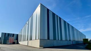 Uitstekend gelegen bedrijfsgebouw met een totale magazijnoppervlakte van 6.515 m², 756 m² mezzanine  en 190 m² kantoren te huur. Dit hoogwaardig...