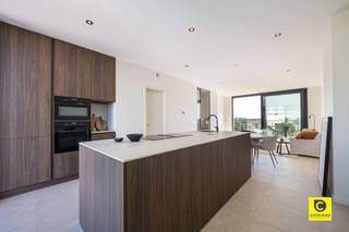 <p><span>Luxe penthouse met gigantisch terras !</span></p><p><span>Op de hoogste verdieping van een recent en hoogwaardig nieuwbouwproject, bereikbaar via de lift, bevindt zich dit exclusieve en luxueus afgewerkte penthouse van 89 m². Een unieke woonervaring op een toplocatie in Wilrijk, met royale terrassen aan voor- en achterzijde.</span></p><p><span>Indeling</span></p><p><span>U betreedt het appartement via een ruime inkomhal, voorzien van een plaats voor een vestiairekast en een apart gastentoilet met handenwasser.</span></p><p><span>Leefruimte &amp; keuken<br /></span><span>De lichtrijke leefruimte van maar liefst 43 m², afgewerkt met een stijlvolle tegelvloer op vloerverwarming, baadt in natuurlijk licht dankzij de grote raampartijen. Deze royale ruimte is ideaal om te ontspannen of gasten te ontvangen. Via de schuiframen bereikt u de twee indrukwekkende terrassen (31,6 m² en 14,4 m²), waar u de hele dag door kan genieten van zon van zonsopgang tot zonsondergang.</span></p><p><span>De volledig uitgeruste open keuken combineert design en functionaliteit en is voorzien van alle hedendaagse comfort. Aansluitend bevindt zich een praktische berging met op maat gemaakte kasten en aansluiting voor wasmachine en droogkast.</span></p><p><span>Slaapkamers &amp; badkamers<br /></span><span>Het penthouse beschikt over twee volwaardige slaapkamers, beide uitgerust met ingemaakte kasten. Elke slaapkamer heeft een eigen ensuite badkamer met inloopdouche en lavabomeubel een extra troef op vlak van comfort en privacy.</span></p><p><span>Extra voorzieningen</span></p><ul><li><span>Ondergrondse gemeenschappelijke fietsenstalling</span></li><li><span>Privatieve kelderberging</span></li><li><span>Mogelijkheid tot garagebox aan 150 euro/maand</span></li></ul><p><span>Duurzaam &amp; energiezuinig<br /></span><span>Dit appartement is uitgerust met zonnepanelen en wordt verwarmd via een energiezuinige lucht-water warmtepomp met bijhorende boiler. Dankzij deze duurzame technieken geniet u van een gunstig EPC-label A en lage energiekosten.</span></p><p><span>Extra troeven</span></p><ul><li><span>Hoogwaardig nieuwbouw appartement</span></li><li><span>Gunstig EPC A</span></li><li><span>Strategische locatie nabij invalswegen, winkels en openbaar vervoer</span></li><li><span>Ruime terrassen aan voor- en achterzijde</span></li><li><span>Fietsenstalling</span></li><li><span>Onmiddellijk beschikbaar</span></li><li><span>80 euro/gemeenschappelijke kost</span></li></ul><p><span>Bent u op zoek naar een luxueus, energiezuinig penthouse met uitzonderlijke buitenruimtes op een centrale ligging? Contacteer ons voor een bezoek en ontdek dit unieke aanbod in Wilrijk.</span></p>