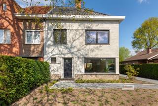 Prachtig gerenoveerde halfopen bebouwing met 4 slaapkamers en 2 badkamers in Kapellen.Deze woning, met een bewoonbare oppervlakte van 191m², biedt de...