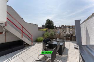 De rustige doch centrale ligging van deze duplex koppelt winkelmogelijkheden en kwalitatieve handelszaken aan de rust van de Zee en strand...