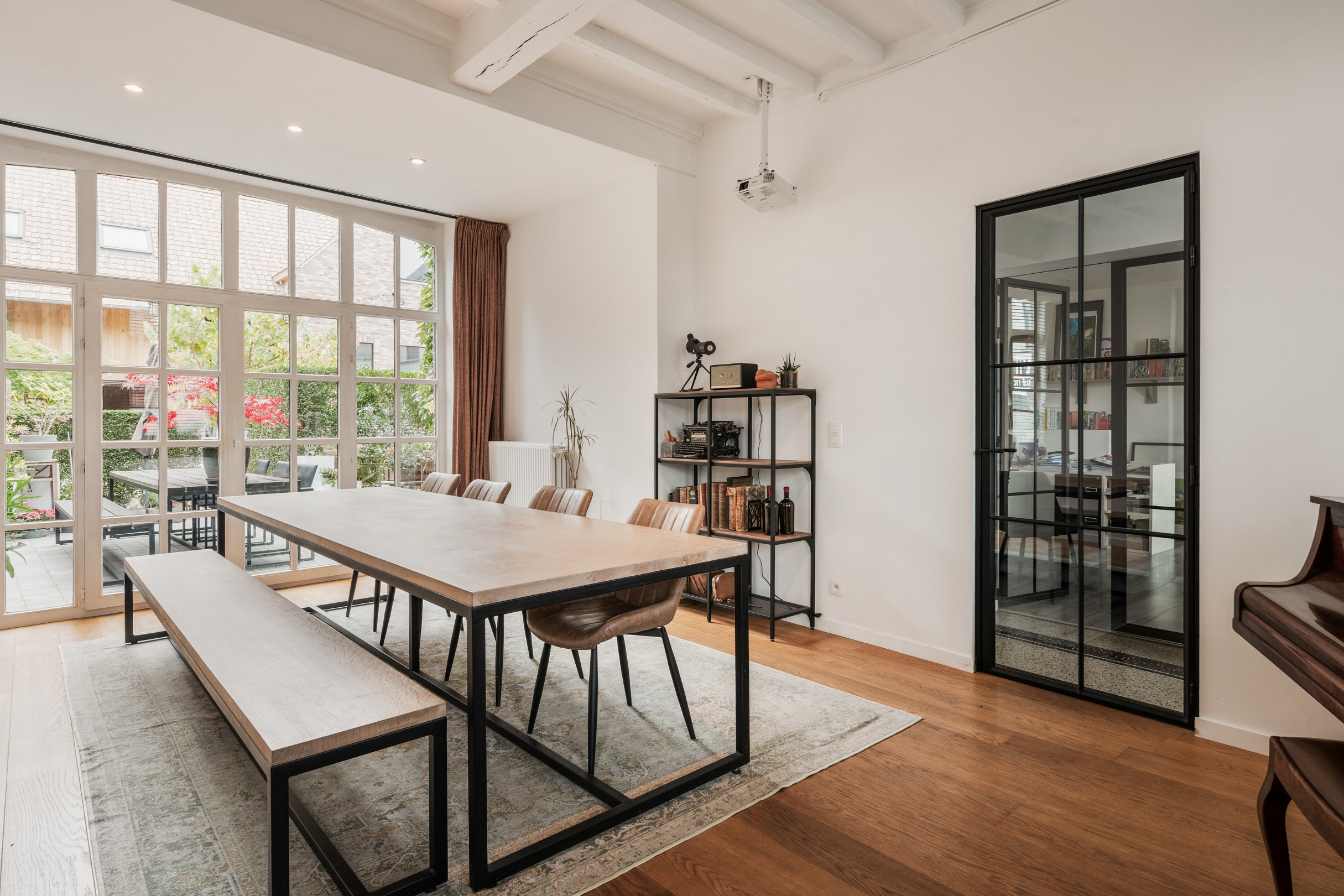 Characterful house with shell new construction and unique garden - photo 3