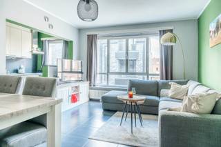Als u op zoek bent naar een <strong>instapklaar appartement met garage</strong>, dan heet ik u van harte welkom in je <strong>droomappartement gelegen op de eerste verdieping</strong>.<br /><br />Wanneer je binnenkomt in het appartement wordt je aandacht meteen getrokken door de <strong>leefruimte.</strong> <br />De grote raampartijen zorgen ervoor dat je baadt in een zee van licht. <br /><br />Achter het hoekje piept <strong>een keuken met ontbijtbar</strong>. Deze keuken is voorzien van een keramische kookplaat, dampkap, combi oven, spoeltafel, koelkast met vriesvakje, vaatwasser.<br /><br />De hal geeft toegang tot<strong> 3 slaapkamers en de badkamer met toilet. </strong><br /><br />Én je auto? Achter het gebouw staat een <strong>garage</strong>. Super praktisch!<br /><br />Verder moet je je geen zorgen maken over de elektriciteit want deze is gekeurd en conform verklaard tot 31/10/2042. <br /><br />En niet onbelangrijk: aangezien we beschikken over een <strong>EPC-label B</strong>, kunnen we dus spreken van een <strong>energiezuinig appartement.<br /><br />Voorwaarden:</strong> €850 + €50 gemeenschappelijke kost/ maand, eerste maand huur vooruit betaald, 3 maanden huurwaarborg, en de helft van de kosten voor de plaatsbeschrijving. <br /><br />