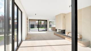 Nieuwbouwvilla gelegen op een ruim perceel te Knokke dichtbij het centrum. Gelegen op een hoekperceel aan de Acht-Meilaan te Knokke. De woning...